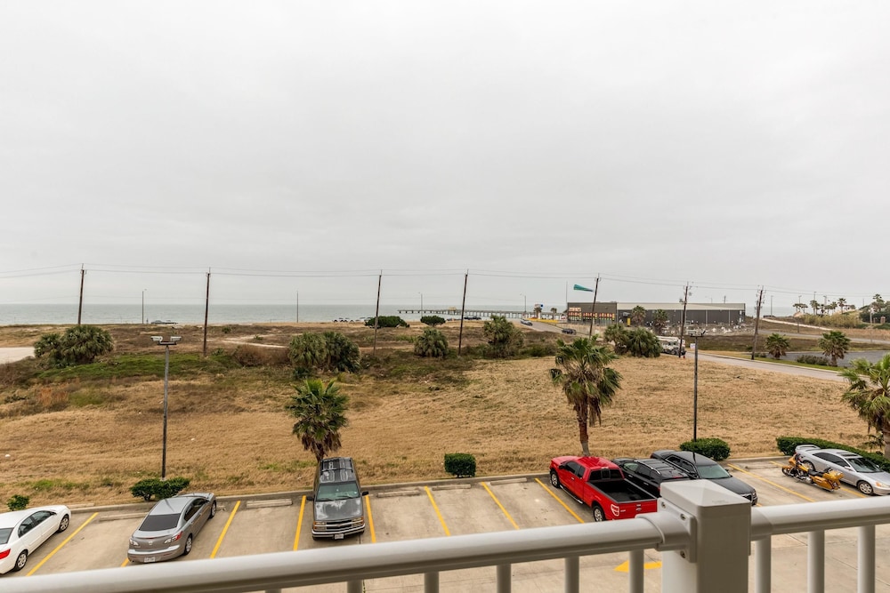 Comfort Suites Galveston Cruise Port Area - Beachside 20/44