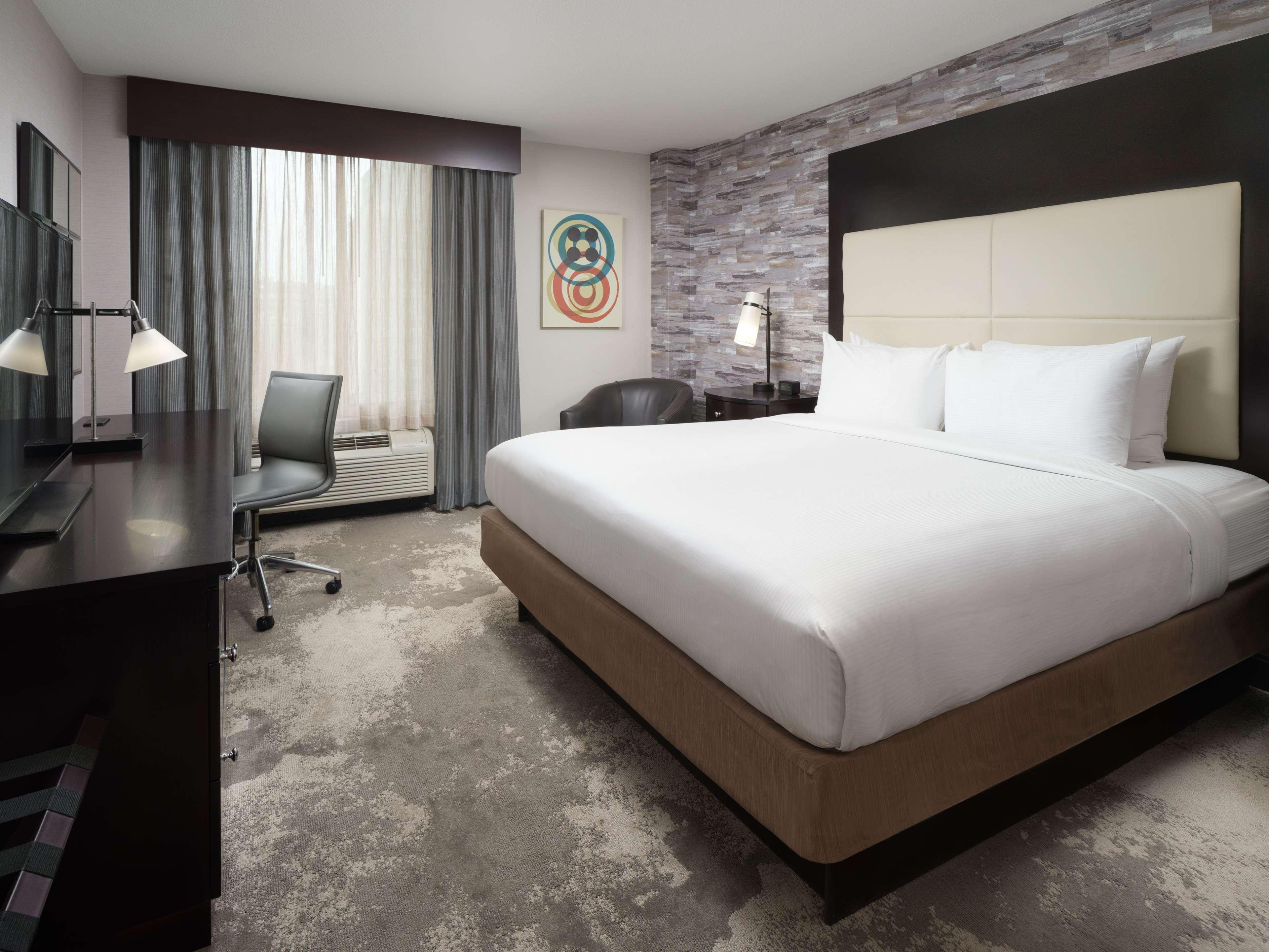 ROOM, KING BED