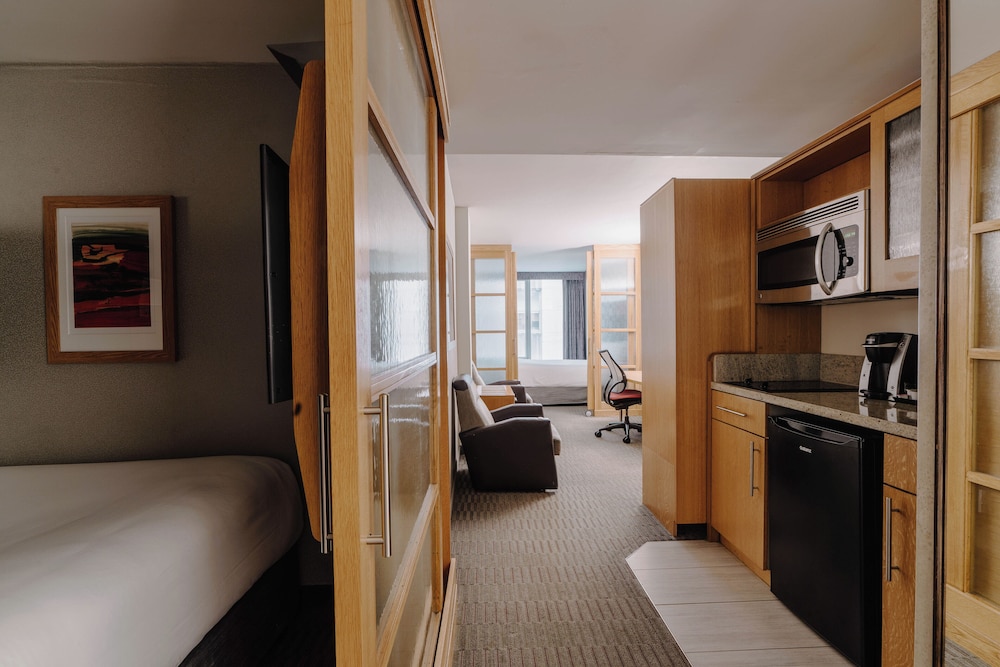 2 ROOMS, DELUXE, QUEEN BED, KITCHENETTE
