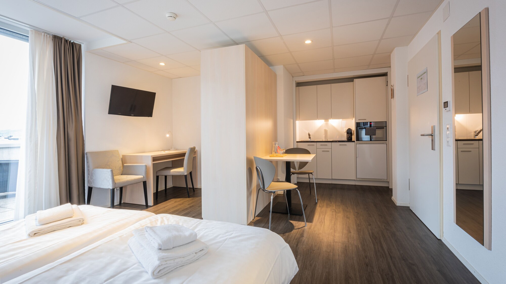 EXECUTIVE, STUDIO, TERRACE, KITCHEN