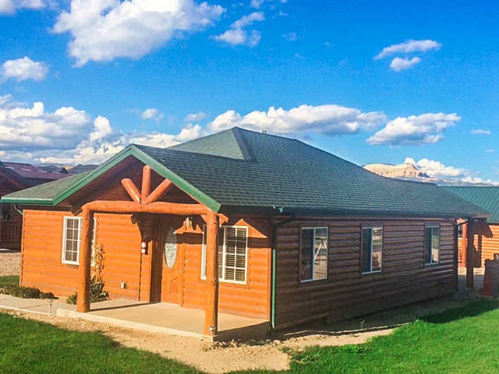Bryce Country Cabins 8/70
