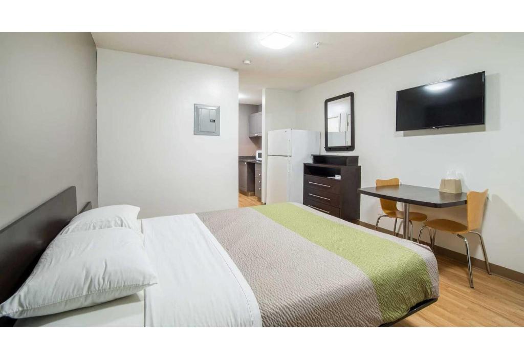 1 King Bed - Smoking, Micfridge