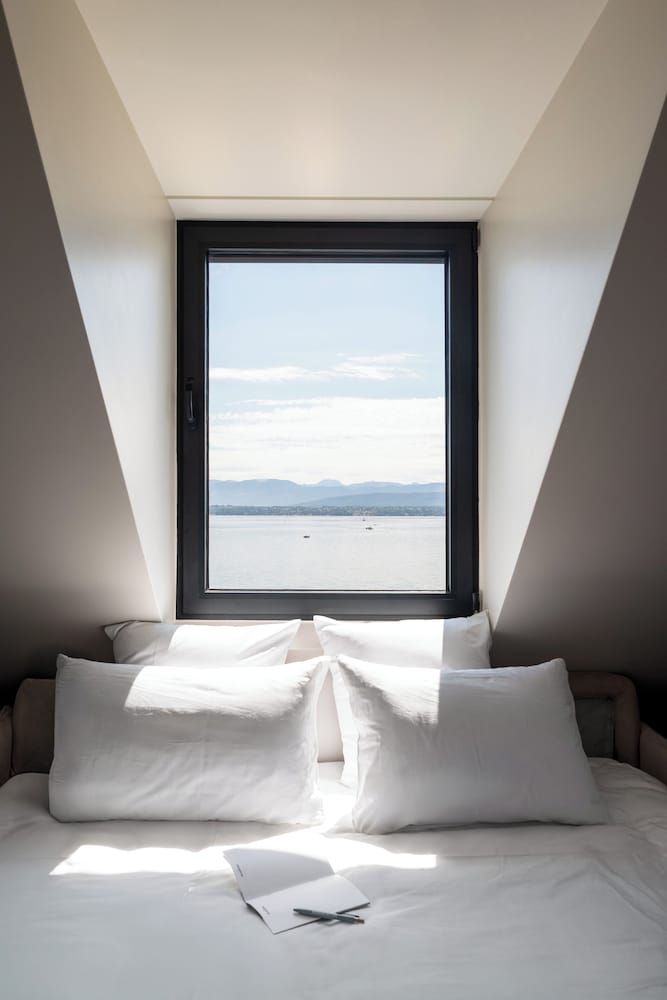 Superior, Queen Bed, Lake View, Balcony