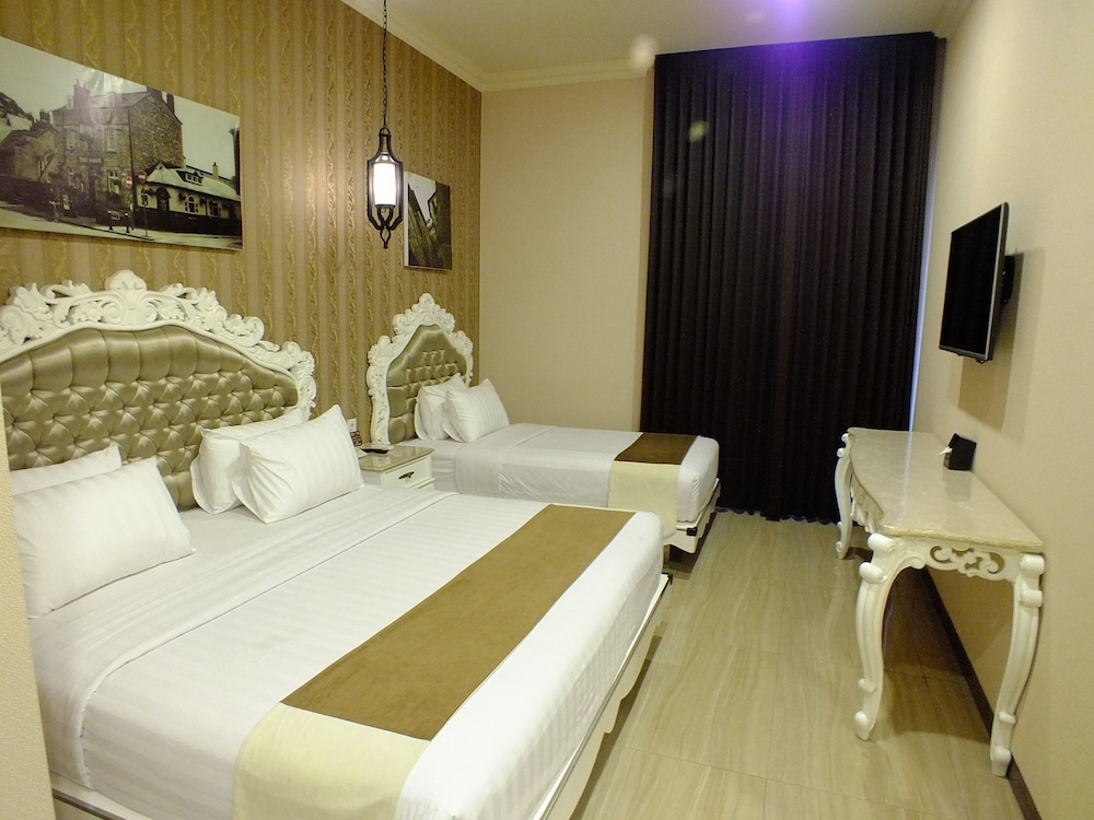 APPLE GREEN HOTEL 8/19