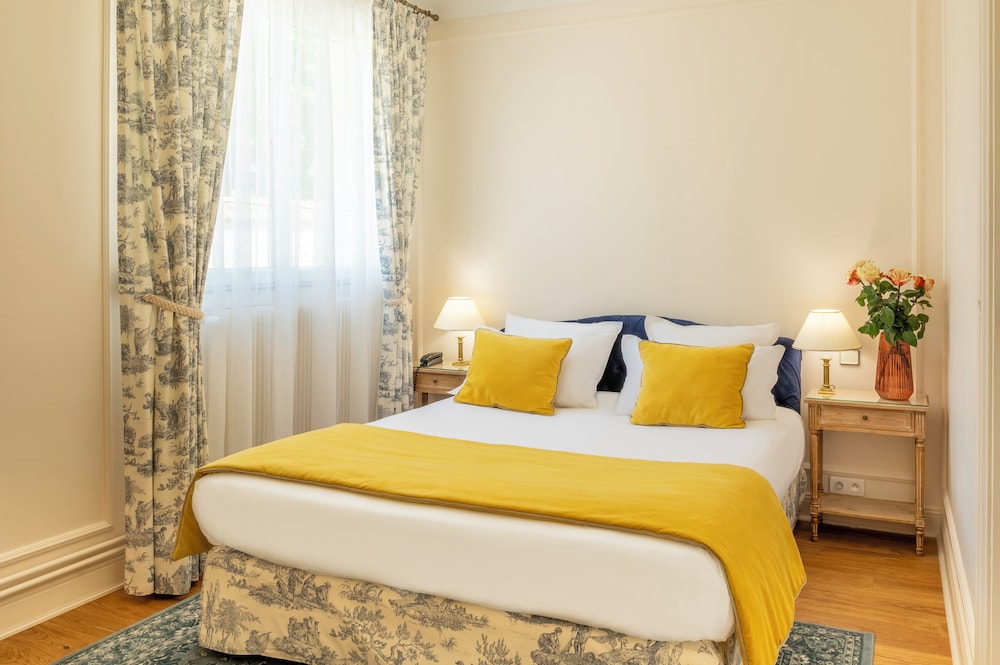 Standard, Queen Bed