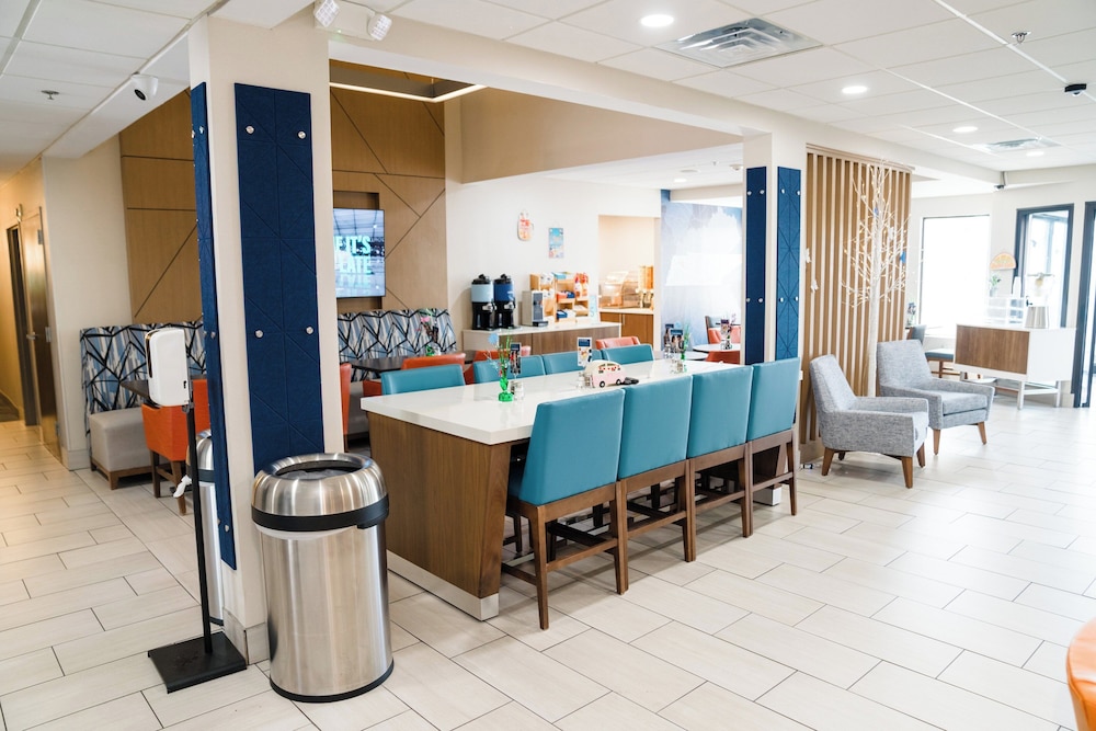Holiday Inn Express Hotel and Suites Knoxville-North-I-75 Exit 112 49/61
