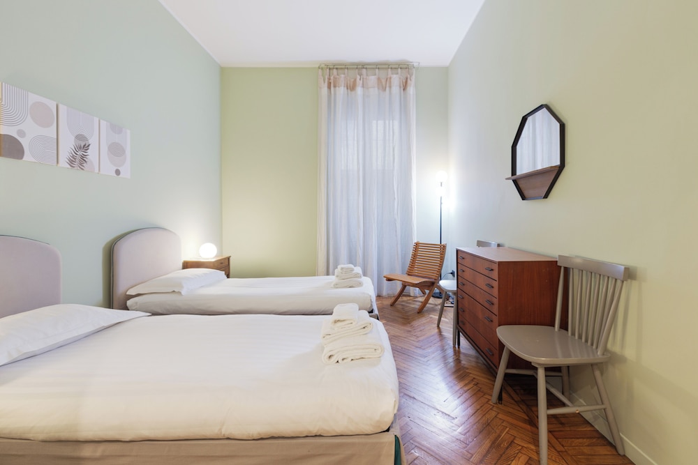 2 BEDROOMS, APARTMENT, QUEEN AND TWIN BEDS, SOFA