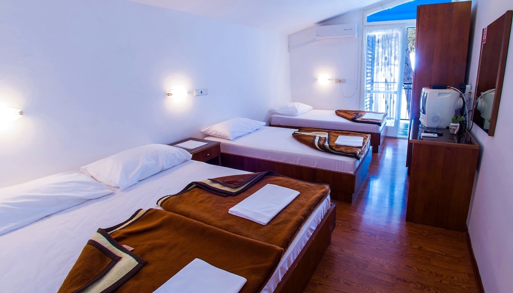 Beach Hotel Croatia 8/50