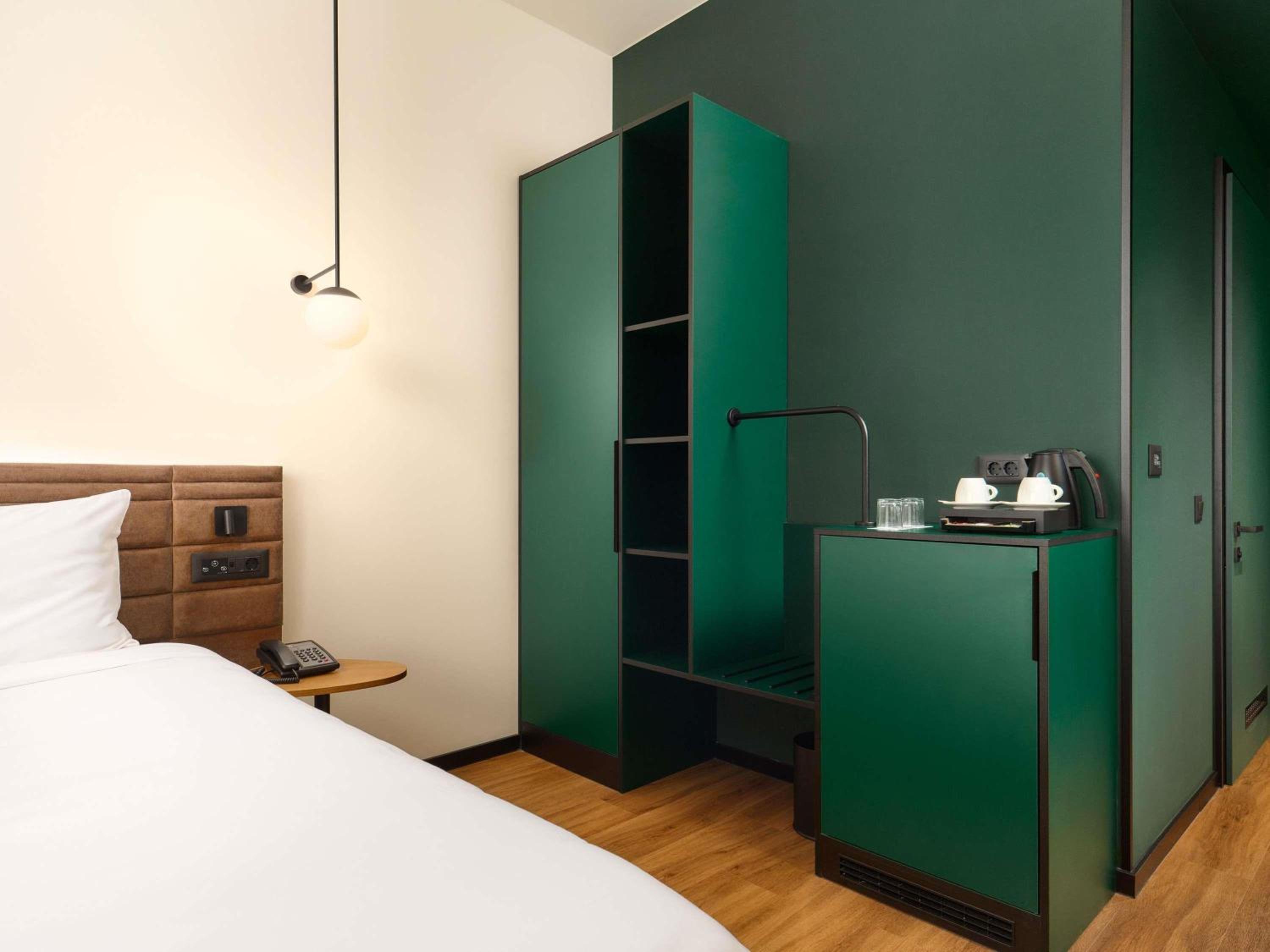 STANDARD, KING BED, ACCESSIBLE