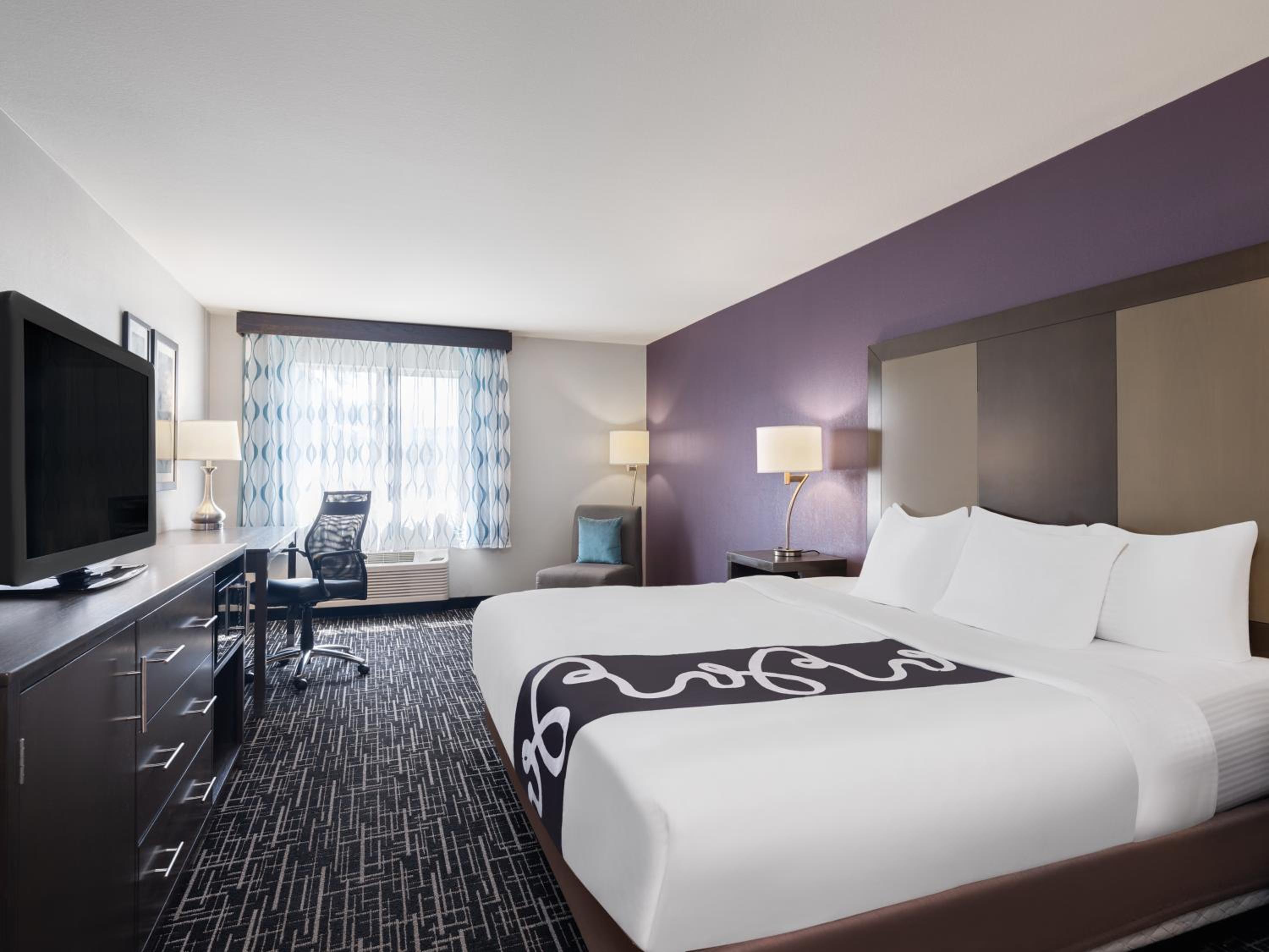 غرفة بسرير كينج بحوض جاكوزي، La Quinta Inn And Suites By Wyndham Pocatello 4/9