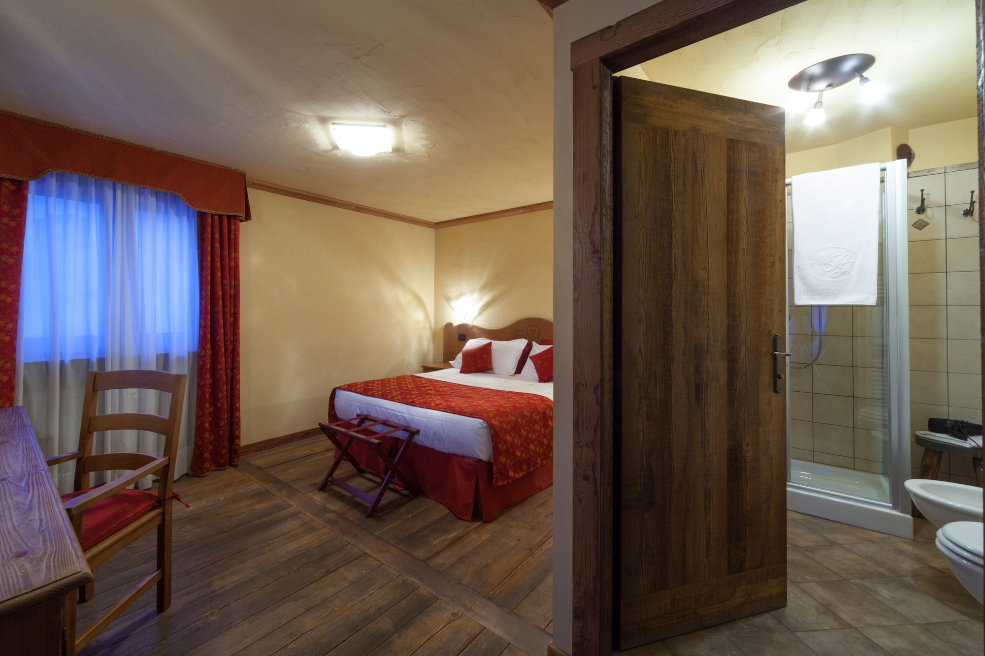ROOM, DOUBLE OR TWIN BED