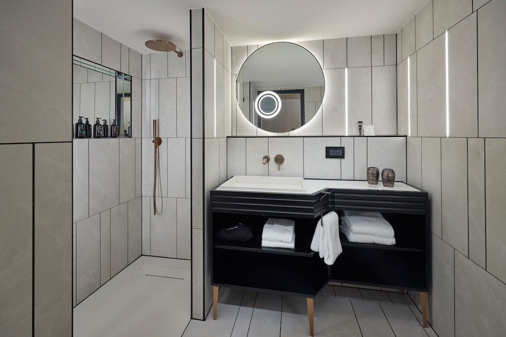 Cardo Brussels, Autograph Collection 48/48