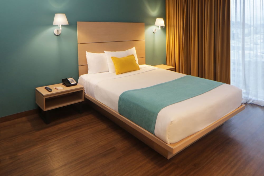Suite, Queen Bed, Sofa