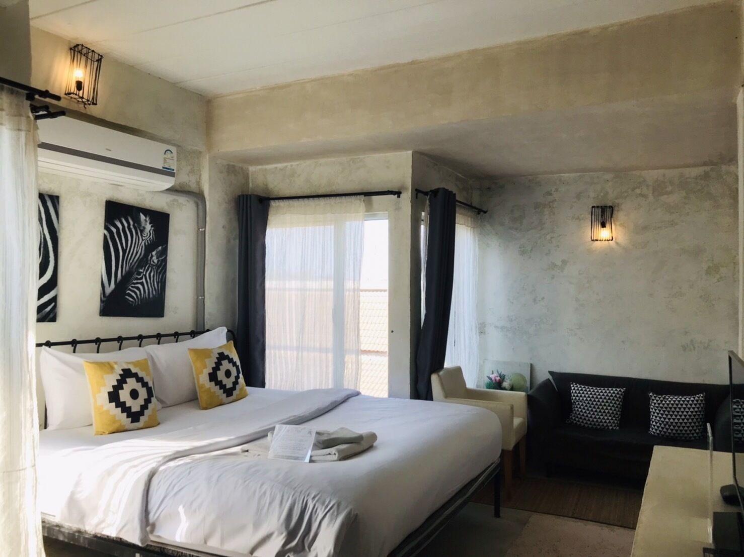 Room, King Bed, Pool Access