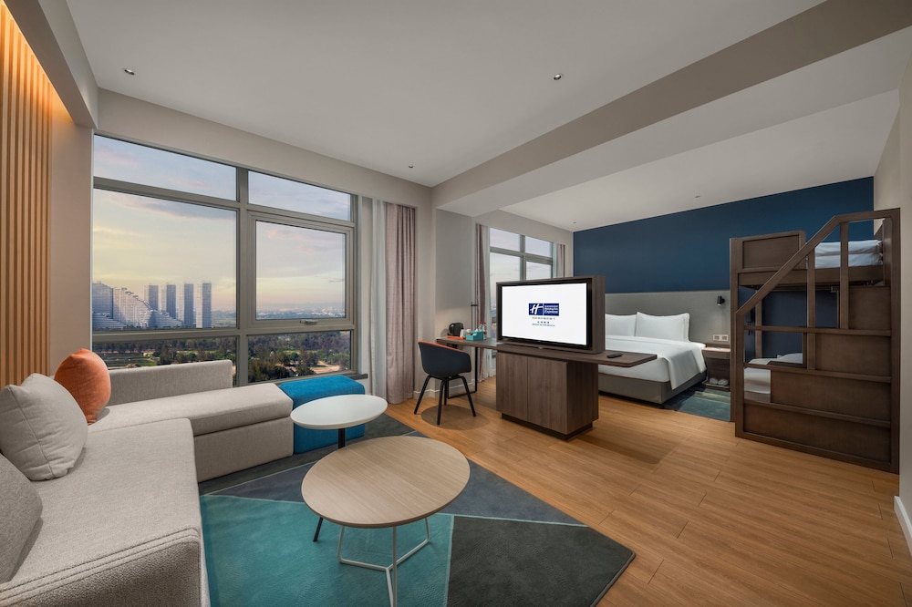 HOLIDAY INN EXPRESS Beihai Silver Beach 45/61