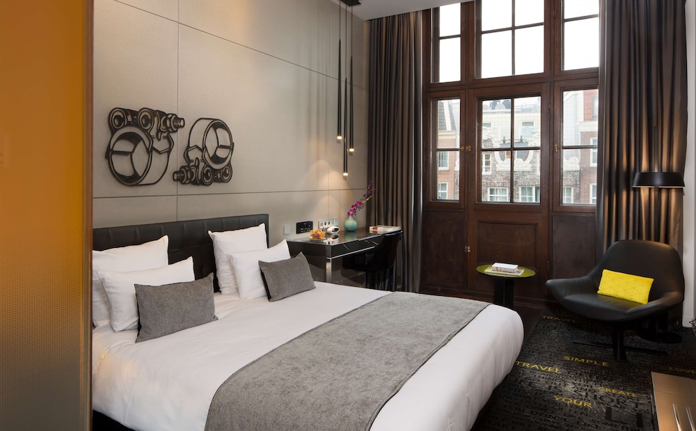 Junior Suite, Studio, King Bed, Art Canal View