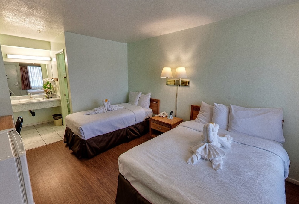 Deluxe, 2 Double Beds, Street View