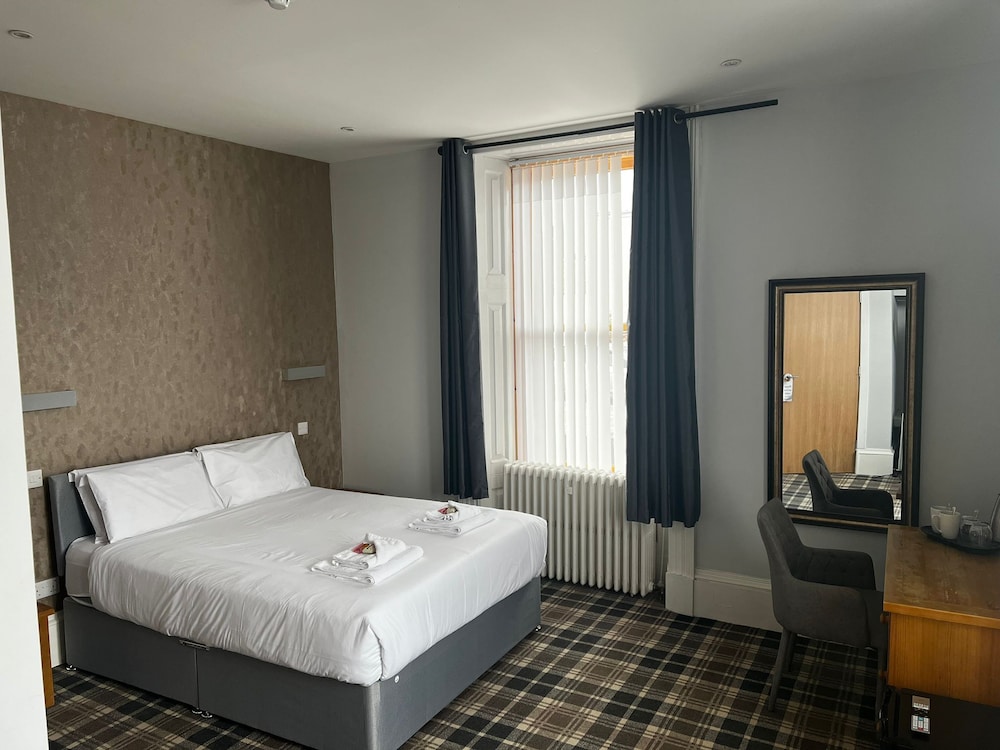 Crown Court Hotel & Bar 14/50