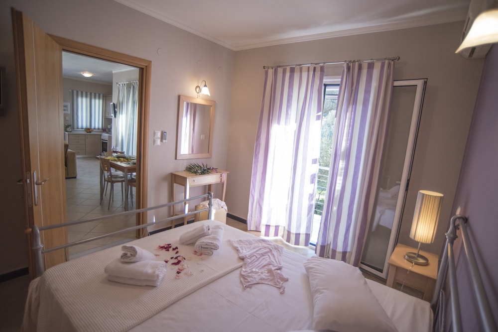 3 BEDROOMS, DUPLEX, POOL VIEW