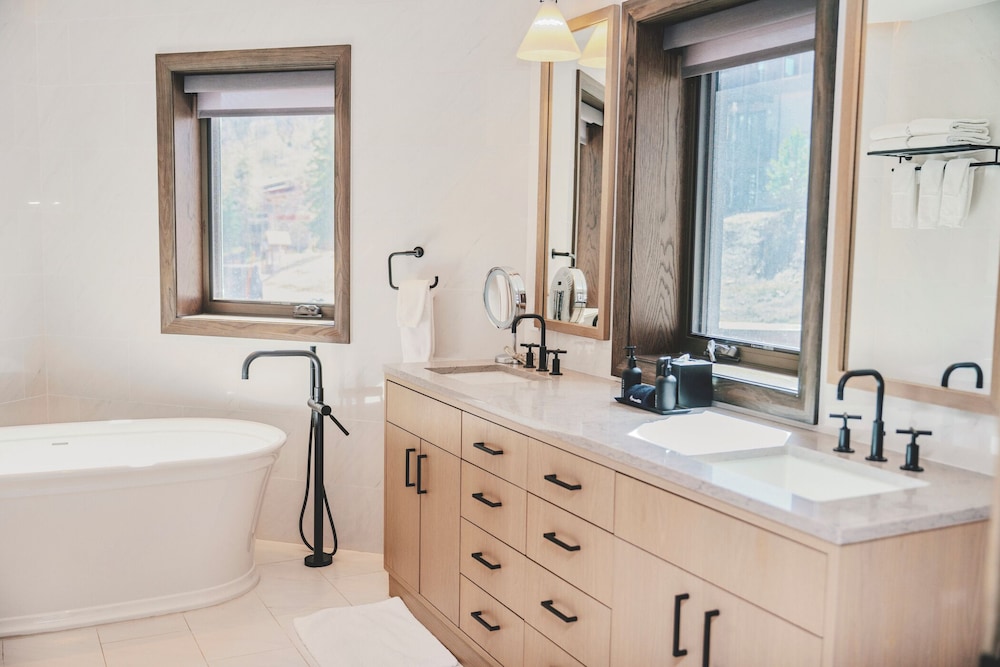 Limelight Hotel Snowmass 57/59