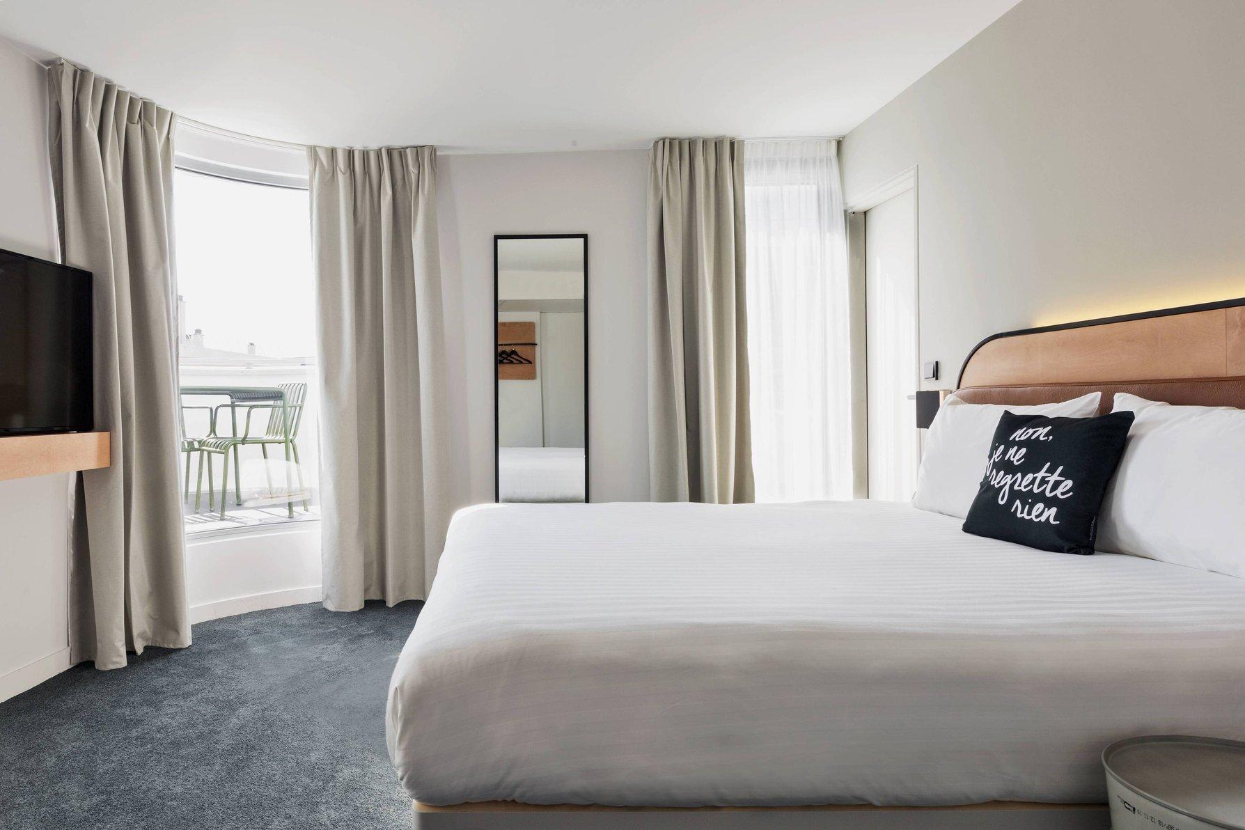 Moxy Sleeper, Guest Room, Queen Bed, Balcony or Terrace, Balcony