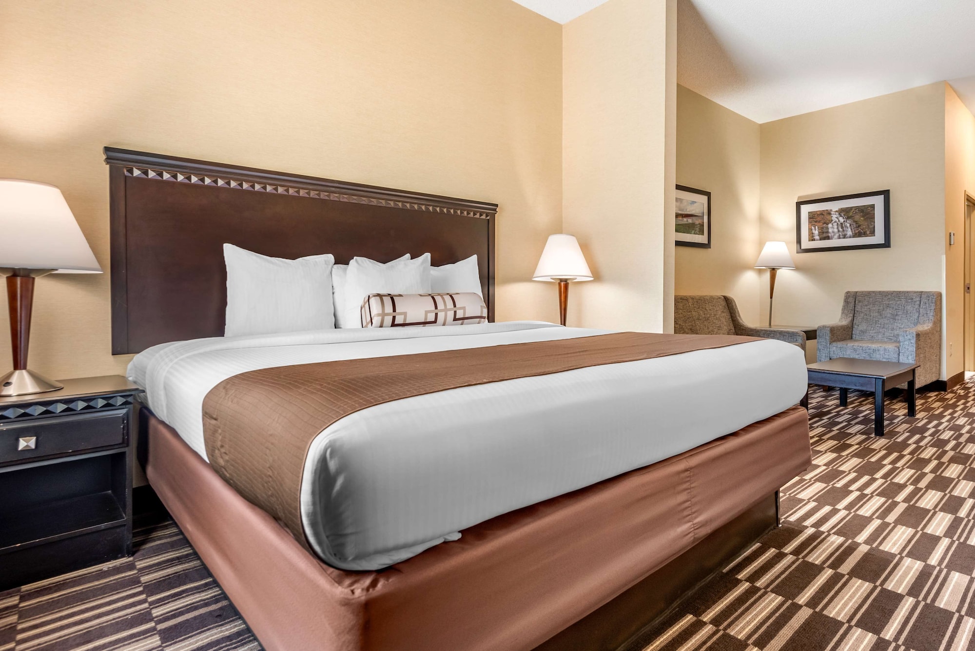 Suite, King Bed, Sofa, Accessible