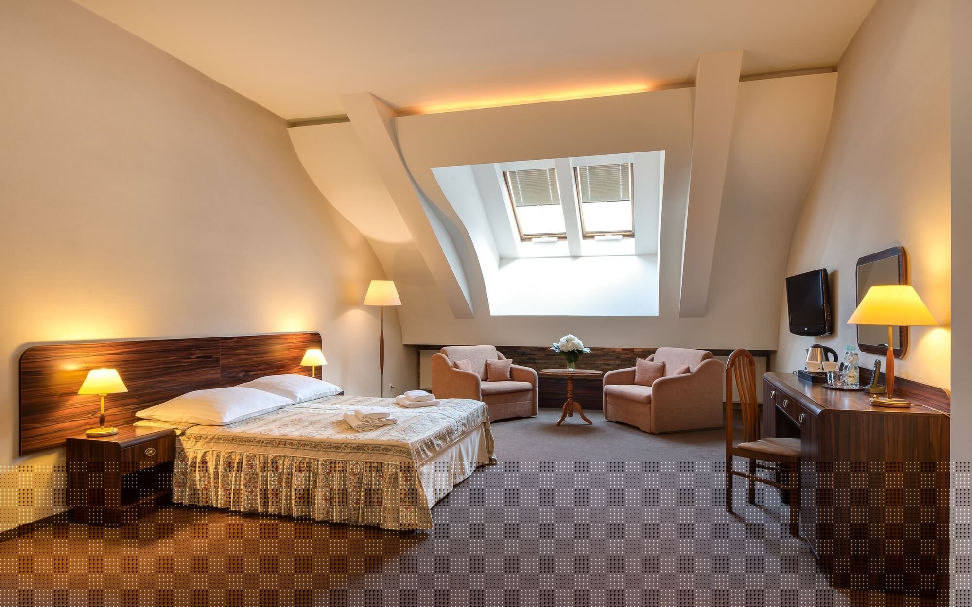ROOM, DOUBLE BED