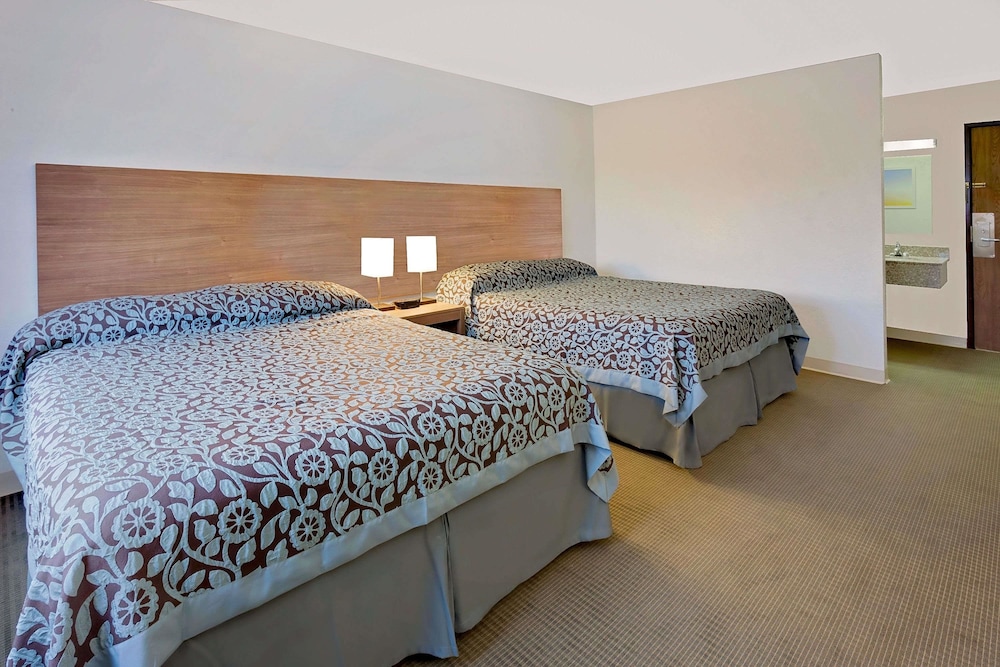 Upgrade, 2 Queen Beds، Days Inn by Wyndham Winona 4/10