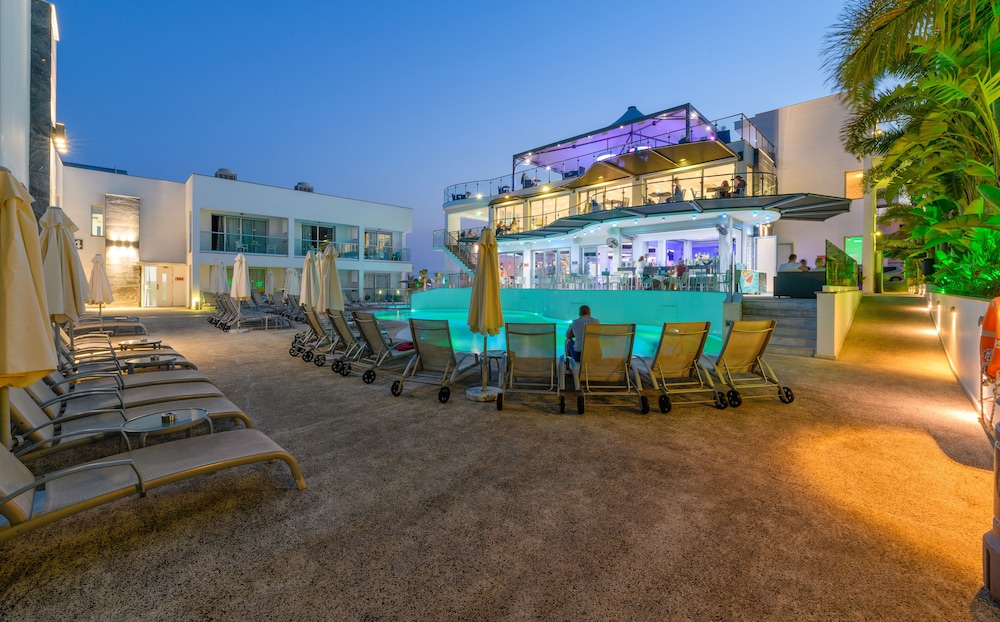 Tasia Maris Oasis Hotel 72/77