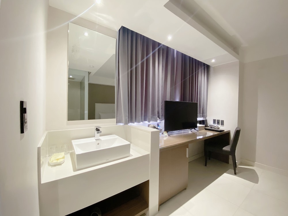 The Luxe Hotel 45/50