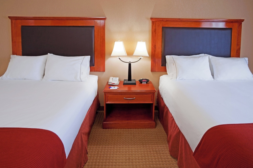 Holiday Inn Express Hotel Suites Latham 26/70