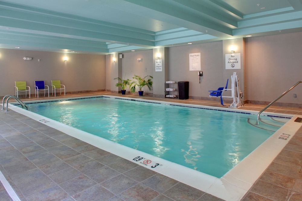 Holiday Inn Express Hotel & Suites Cross Lanes 13/75