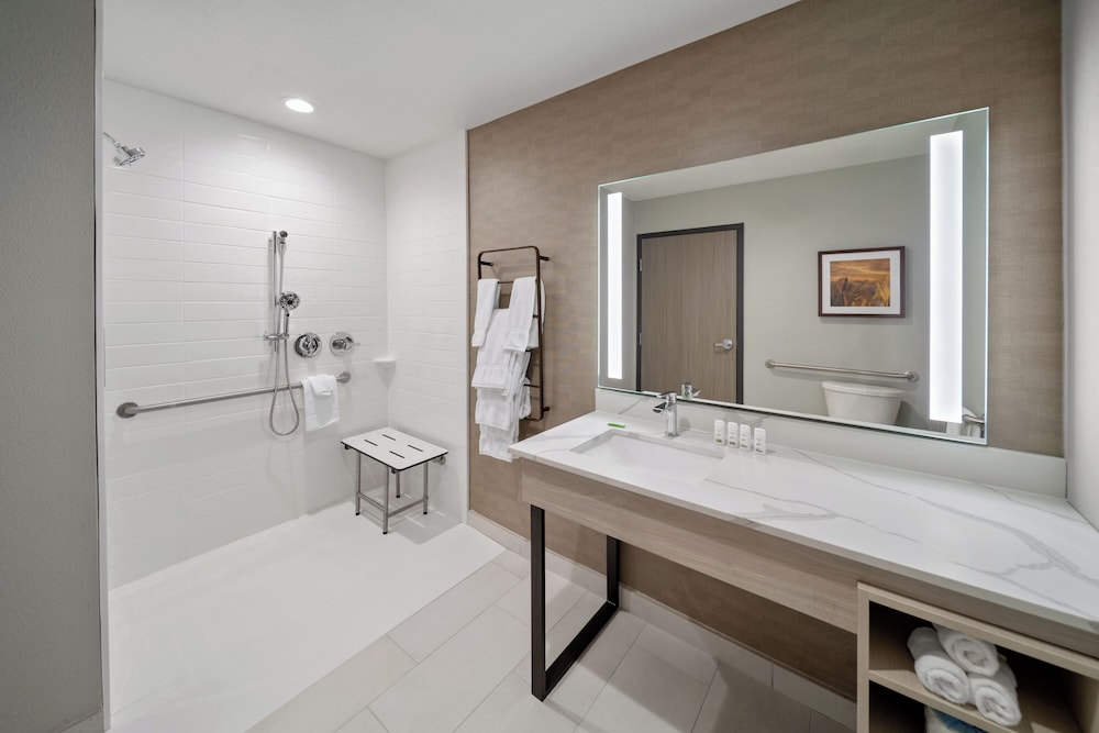 La Quinta Inn & Suites by Wyndham DeSoto 42/44