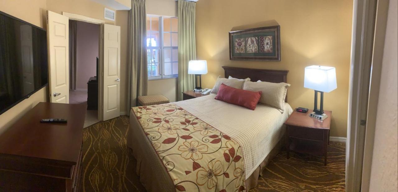 جناح بإطلالة على المسبح، Mizner Place At Weston Town Center 2/4