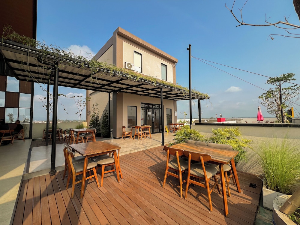 Front One Hotel Gombong 26/48