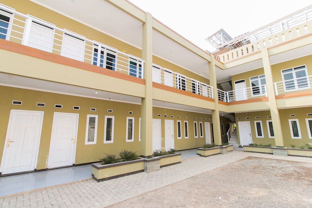 OYO 1078 Fakhira Residence 3/31