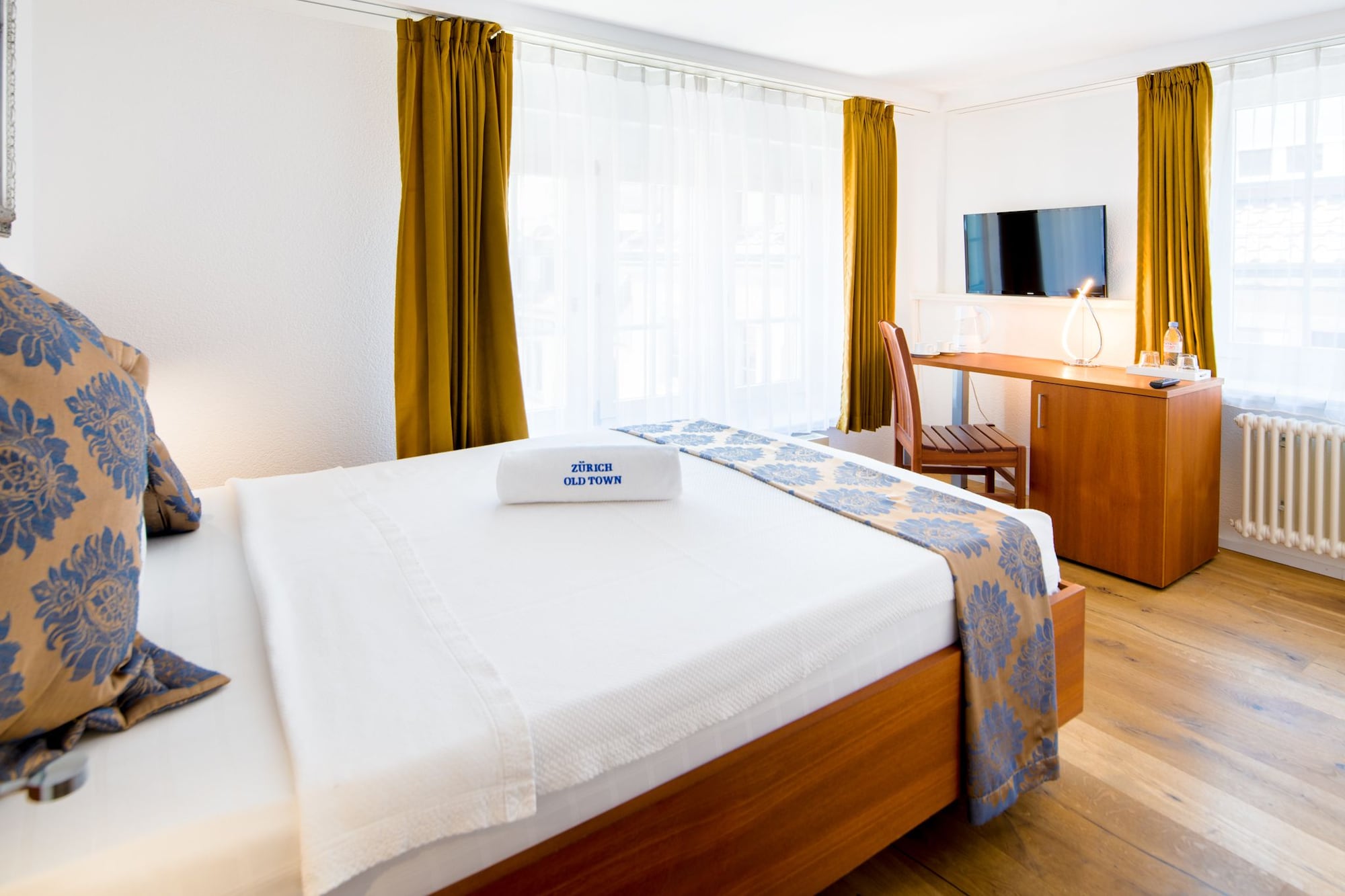 ROOM, DOUBLE BED