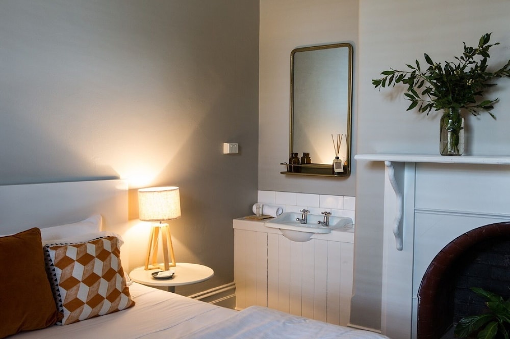 HEALESVILLE HOTEL 7/50