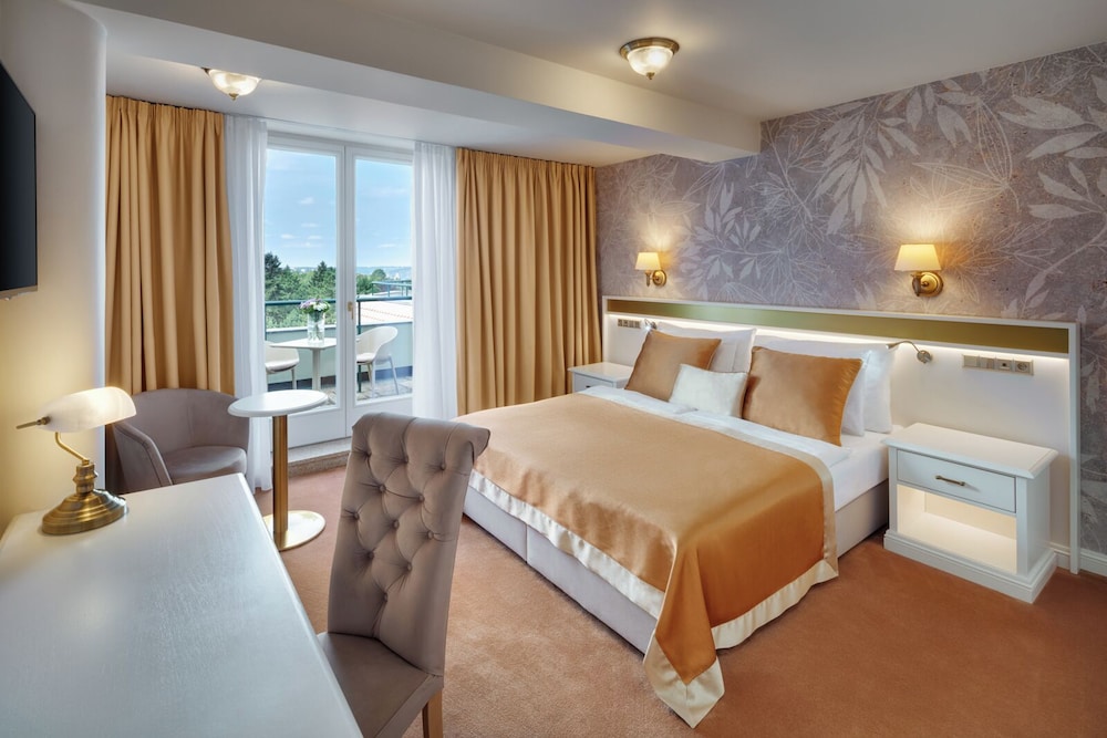 DELUXE, DOUBLE BED, BALCONY