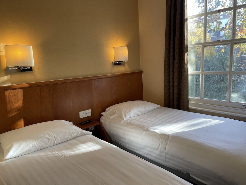 Orchard Hotel 6/41