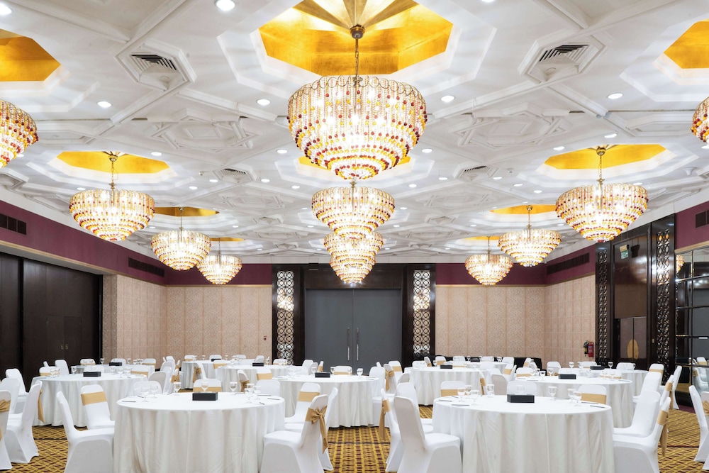 Radisson Blu Hotel and Resort Abu Dhabi Corniche 76/88
