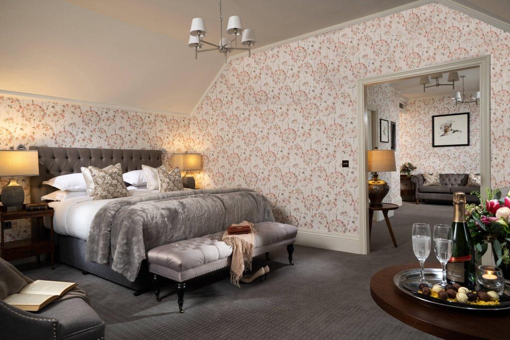 Courtyard, Suite, King Bed, Garden View