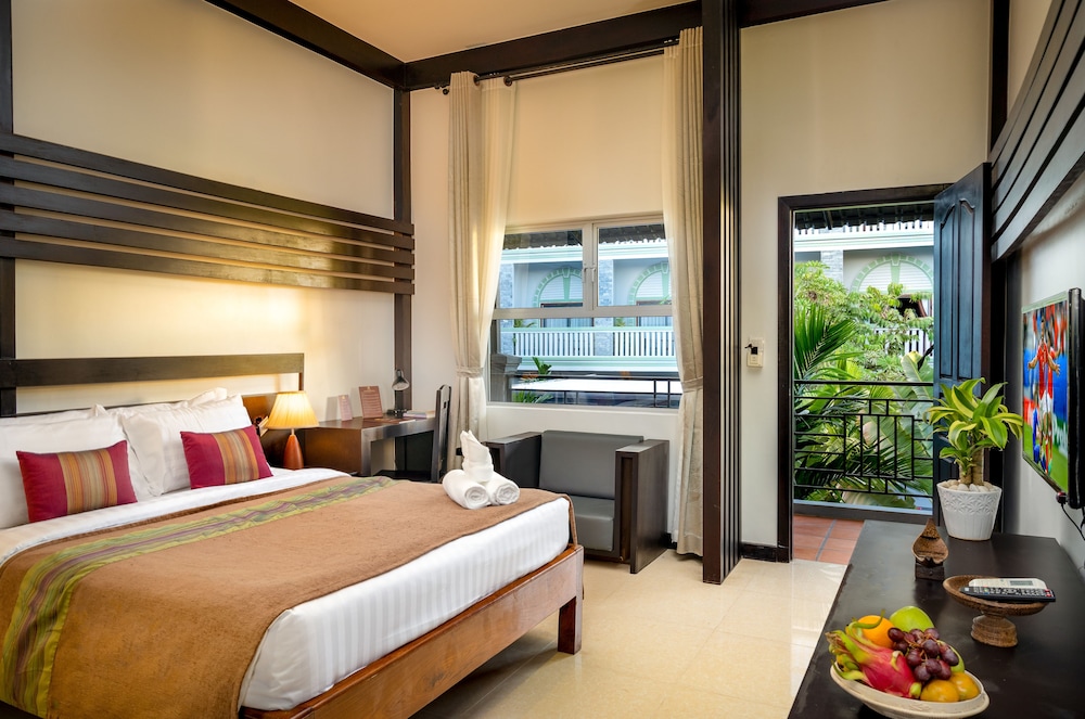 Reveal Courtyard in Reveal Angkor 17/60