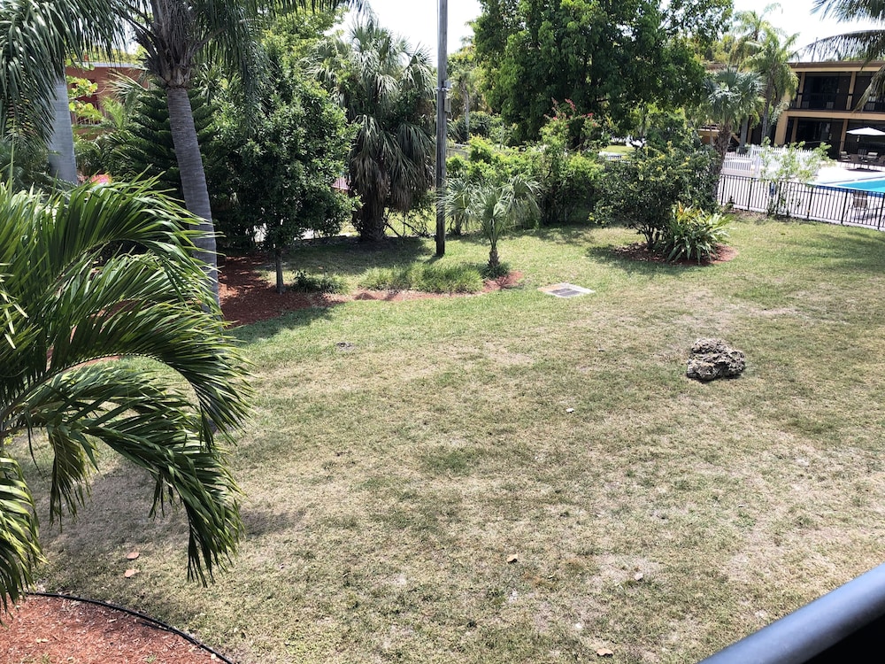 Travelodge by Wyndham Fort Myers North 32/36