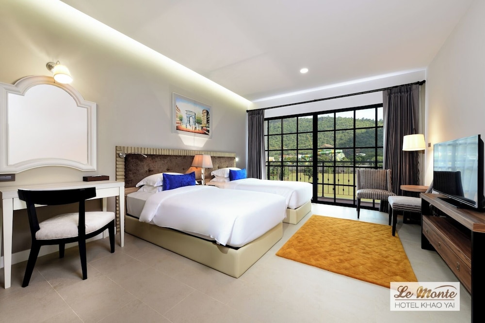 Deluxe, King Bed, Mountain View