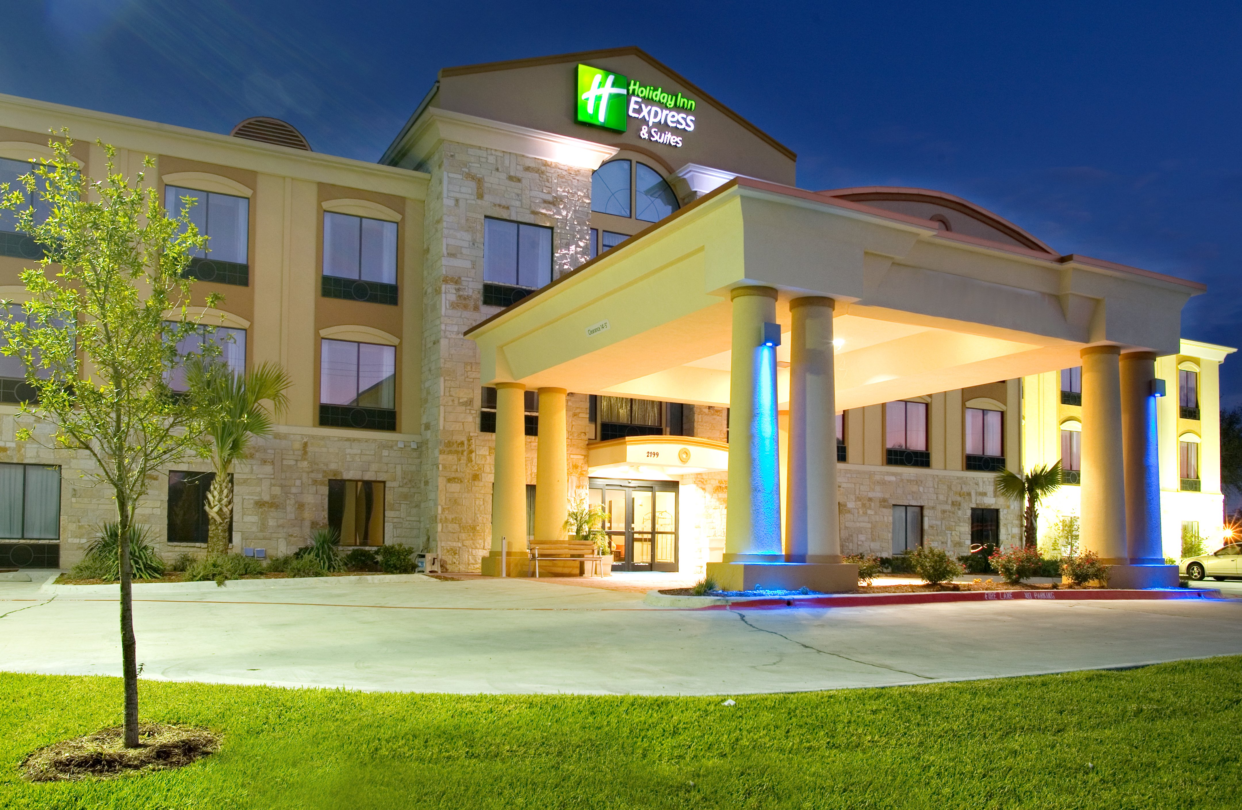 Holiday Inn Express Suites Beeville 11/76