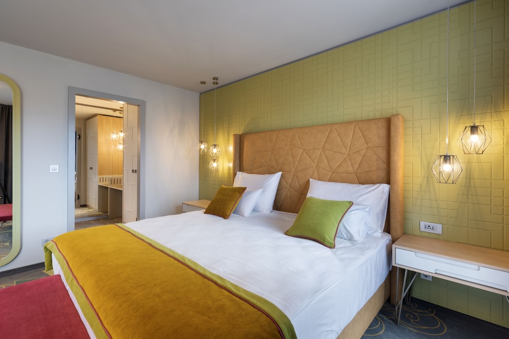 Suite, King Bed, Lake Side