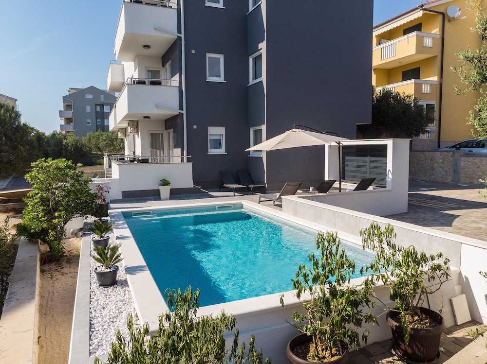 Summer Breeze Apartments 2/45