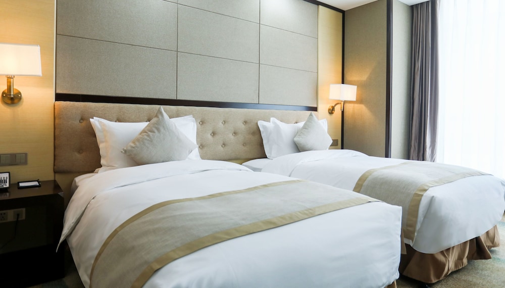 Hundred Hotel 22/60