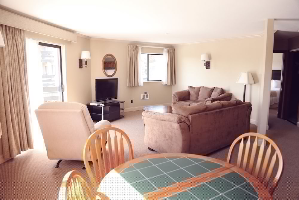Coachman Inn Suites 40/64